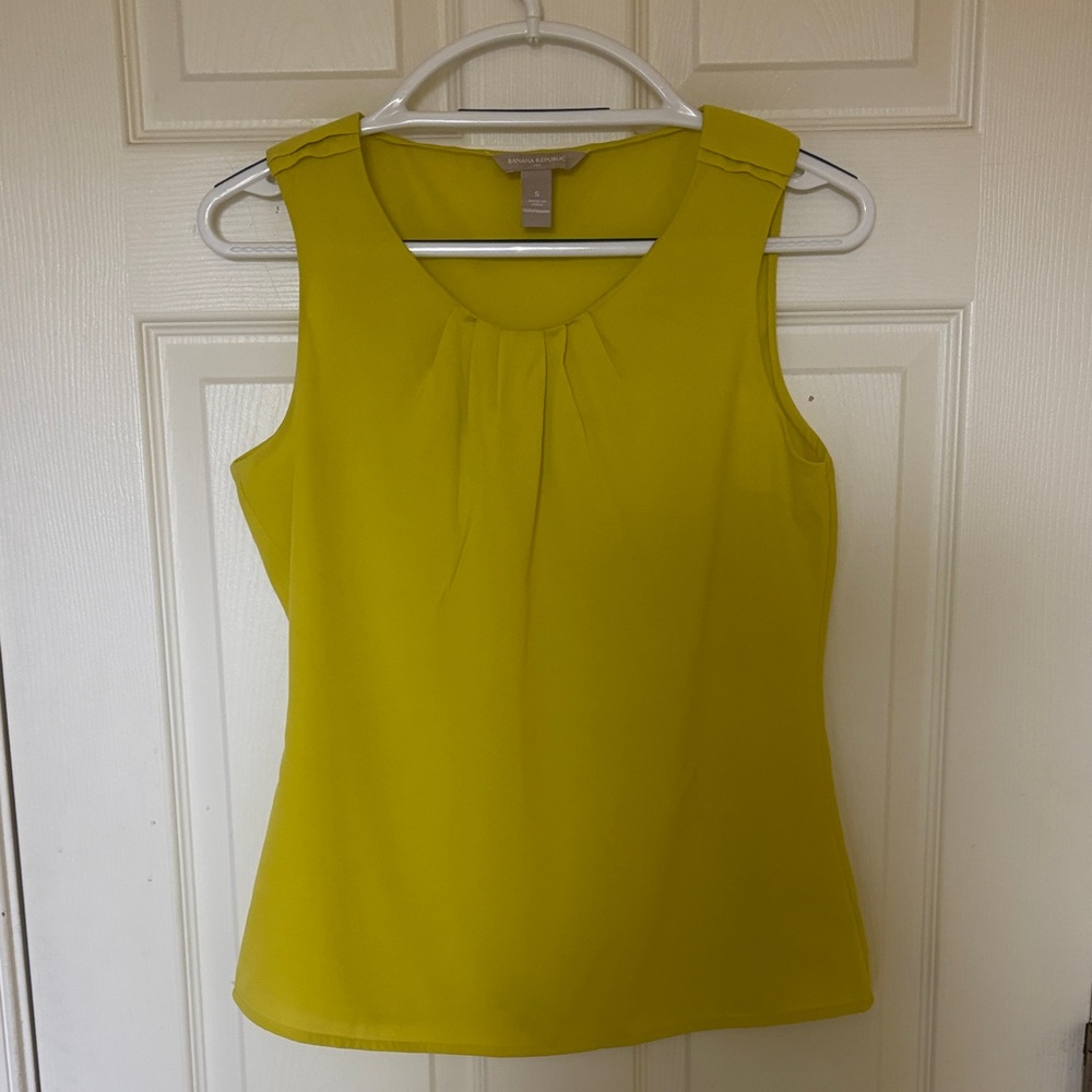 Banana Republic Sleeveless Pleat-Front Shell in Yellow-Green